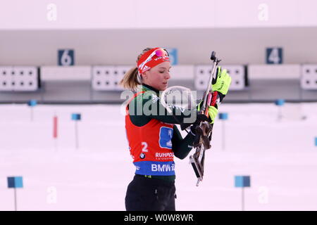 Denise Herrmann (WSC Erzgebirge Oberwiesenthal) hantiert mit ihrem Gewehr am Schießstand beim IBU Biathlon Staffelrennen der Frauen Weltcup in Ruhpolding 2019 Stock Photo