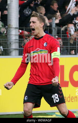 Nils Petersen (Freiburg) bejubelt Treffer zum 2:0 1. BL: 17-18 - 32 ...
