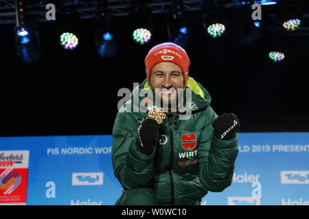 Der Weltmeister: Markus Eisenbichler (TSV Siegsdorf) bei der Medaillenvergabe auf der Medal Plaza Skispringen Herren, FIS Nordische Ski-WM 2019 in Innsbruck Stock Photo