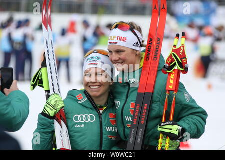 Sie konnten nach dem Rennen schon wieder lachen: v.li. Sandra Ringwald (ST Schonach-Rohrhardsberg / Deutschland / GER) und Victoria Carl (SCM Zella-Mehlis / Deutschland / GER) beim Teamsprint Skilanglauf FIS Nordische Ski-WM 2019 in Seefeld Stock Photo