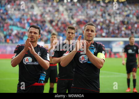 Nicolas Hoefler (Freiburg) und Christian Guenter (Freiburg) bedanken sich nach dem Spiel bei den Fans für die Unterstützung,    1. Fussball-BL: 18-19: 31. Sptg. - RB Leipzig vs SC Freiburg    DFL REGULATIONS PROHIBIT ANY USE OF PHOTOGRAPHS AS IMAGE SEQUENCES AND/OR QUASI-VIDEO  Foto: Joachim Hahne/johapress Stock Photo