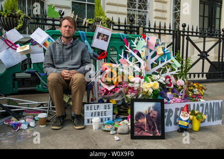 London, UK, 28th June 2019. Richard Ratcliffe, husband of Nazanin Zaghari Ratcliffe, on day 14 of his hunger strike, asking for the immediate release of his wife from jail, outside the Iranian Embassy. Credit: Ernesto Rogata/Alamy Live News. Stock Photo