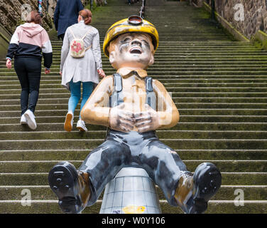 Oor Wullie Bucket Art Trail by Kelty Art Collective as coal miner, Warriston's Close, Edinburgh steps, Scotland, UK Stock Photo