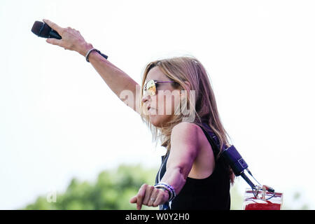 Pilton, Somerset, UK. 28th June 2019. Sheryl Crow performs on the Pyramid stage at Glastonbury Festival 2019 on Friday 28 June 2019 at Worthy Farm, Pilton. Picture by Credit: Julie Edwards/Alamy Live News Stock Photo