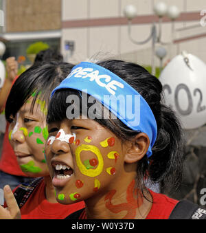 jakarta, dki jakarta/indonesia - december 06, 2008: young people protesting against environment pollution on jalan keon kacang in front of hotel grand Stock Photo