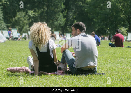 London, UK. 28th June, 2019. A couple enjoys the summer sunshine on a hot day in London as warm temperatures sweep from Continental Europe as European capital cities are experiencing a heatwave and high record weather for this time of the year. Credit: Amer Ghazzal/SOPA Images/ZUMA Wire/Alamy Live News Stock Photo