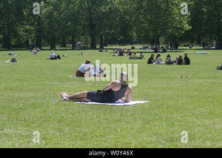 London, UK. 28th June, 2019. people enjoy the summer sunshine on a hot day in London as warm temperatures sweep from Continental Europe as European capital cities are experiencing a heatwave and high record weather for this time of the year. Credit: Amer Ghazzal/SOPA Images/ZUMA Wire/Alamy Live News Stock Photo
