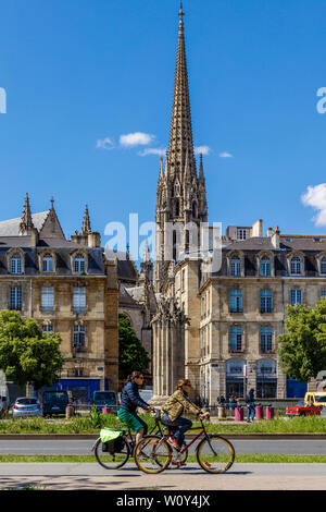 Started in the C14 and finished in C16, Basilica Of St. Michael Bordeaux, Gironde department, France. Cyclists and apartments on Quai de la Grave. Stock Photo