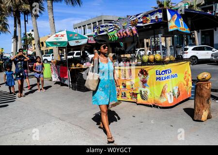 Puerto Peñasco, Sonora, 20 de octubre de 2017.-  La venta de Artesanías, manualidades  y gastronomía  mexicana es uno de los atractivos del Puerto Peñasco, subsede en Sonora  del 45 Festival Cervantino.  Hoy Puerto Peñasco recibe por sexta ocasión las actividades de la edición 45 del Festival Internacional Cervantino, única subsede en el noroeste del país que reunirá a mil 200 artistas.    (Foto: Luis Gutierrez /NortePhoto.com) Stock Photo