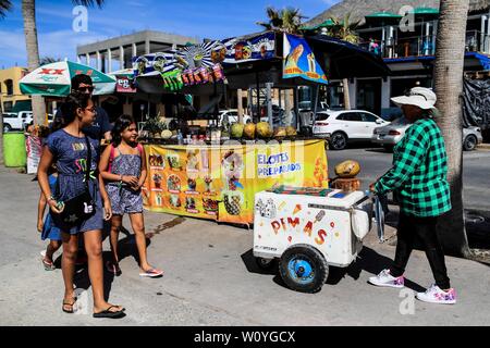 Puerto Peñasco, Sonora, 20 de octubre de 2017.-  La venta de Artesanías, manualidades  y gastronomía  mexicana es uno de los atractivos del Puerto Peñasco, subsede en Sonora  del 45 Festival Cervantino.  Hoy Puerto Peñasco recibe por sexta ocasión las actividades de la edición 45 del Festival Internacional Cervantino, única subsede en el noroeste del país que reunirá a mil 200 artistas.    (Foto: Luis Gutierrez /NortePhoto.com) Stock Photo