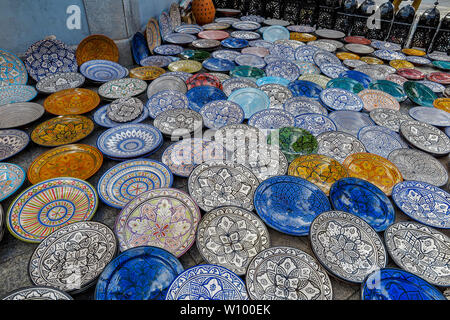 in stile arabo piatti colorati in ceramica e posate per la vendita in un  mercato di strada stalla Foto stock - Alamy