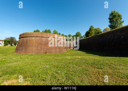 The ancient fortified walls of the city of Lucca, Toscana (Tuscany), Italy, Europe Stock Photo