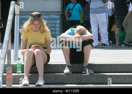 London UK. 29th June 2019. Tourists brave the hot conditions on London  Southbank as  on the hottest day of the year forecast with temperatures expected to reach +35degrees celsius. Credit: amer ghazzal/Alamy Live News Stock Photo