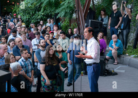 Julian Castro, one of 20+ candidates for the U.S. presidential nomination in the Democratic party, talks to supporters at a campaign fundraiser in Austin, Texas. Castro is the former mayor of San Antonio, Texas, and former Secretary of Housing and Urban Development under former Pres. Barack Obama. Stock Photo