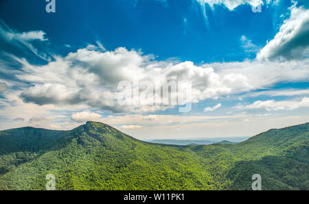 Puffy clouds move over the mountains along the Blue Ridge Parkway in North Carolina, USA. Stock Photo