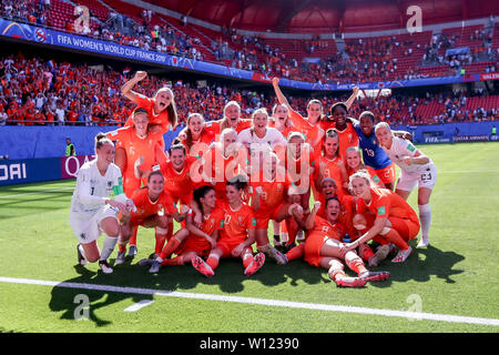 Valenciennes, France. 29th June, 2019. VALENCIENNES, 29-06-2019, Stade du Hainaut, World championship 2019, Italy - Netherlands (women), celebrating the victory after the game Credit: Pro Shots/Alamy Live News Stock Photo