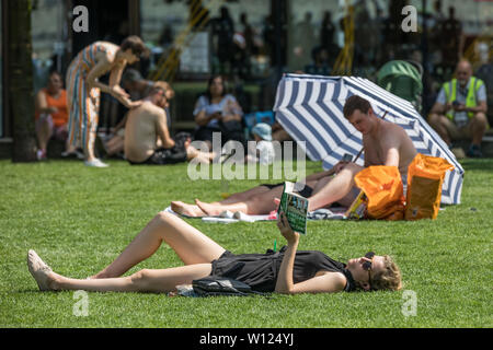 London, UK. 29th June, 2019. UK Weather: City heatwave. Locals and tourists relax near Southbank as the city records the hottest day of the year so far. London temperatures predicted to well exceed 30C making it hotter than the Caribbean and Hawaii. Credit: Guy Corbishley/Alamy Live News Stock Photo