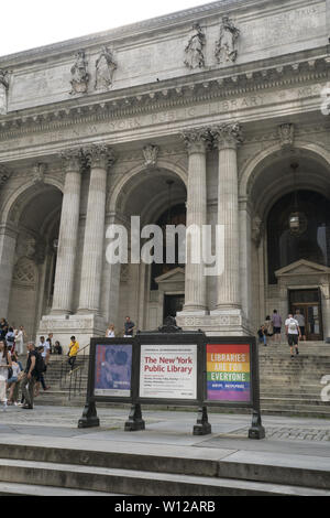 Entrance to the New York Public Library on 5th Avenue at 42nd Street in midtown Manhattan, New York City. Stock Photo