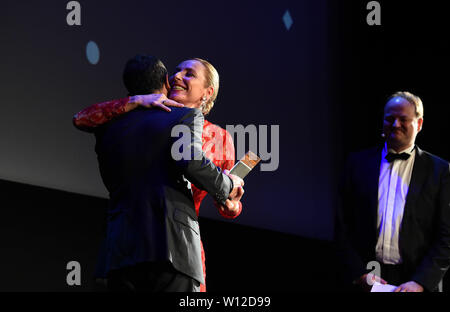 Munich, Germany. 29th June, 2019. Diana Iljine, festival director of Filmfest München, embraces Spanish actor Antonio Banderas at the CineMerit Award ceremony at Filmfest München, which takes place from 27.06.2019 to 06.07.2019. Credit: Felix Hörhager/dpa/Alamy Live News Stock Photo