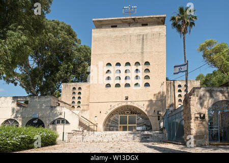 entrances to the great synagogue and khan museum in hadera israel with trees and blue sky in the background Stock Photo