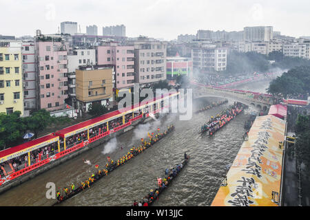 (190630) -- GUANGZHOU, June 30, 2019 (Xinhua) -- Photo taken on June 5, 2019 shows the general view of Chebei Village with rowers paddling the dragon boats in Chebei, Guangzhou, south China's Guangdong province. Chebei is an ancient village with a history of more than 1,000 years and over 200,000 permanent residents in Guangzhou, south China's Guangdong province. The Chebei Village Dragon Boat is listed as the intangible cultural heritage of Guangzhou. The Dragon Boat Festival consists of many key steps which has been preserved integrally.    On the eighth day of the fourth lunar month, the da Stock Photo