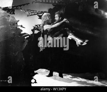 UGO TOGNAZZI as Mark Hand JANE FONDA as BARBARELLA 1968 director Roger VADIM author Jean-Claude Forest  Marianne Productions / Dino de Laurentiis Cinematografica / Paramount Pictures Stock Photo