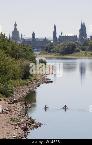 Dresden, Germany. 30th June, 2019. Passers-by bathe in the Elbe river against the backdrop of Dresden's old town. Credit: Sebastian Kahnert/dpa-Zentralbild/dpa/Alamy Live News Stock Photo
