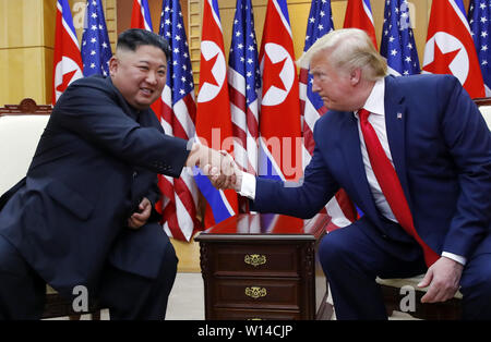 Panmunjom, South Korea. 30th June, 2019. US President Donald Trump (R) and Kim Jong Un, top leader of the Democratic People's Republic of Korea (DPRK), meet at the Freedom House, a South Korean building in the inter-Korean border village of Panmunjom, June 30, 2019. Credit: NEWSIS/Xinhua/Alamy Live News Stock Photo