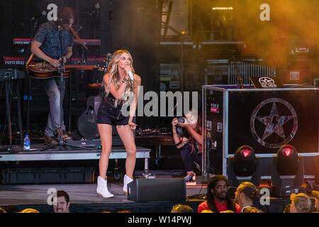 June 28, 2019 - Milwaukee, Wisconsin, U.S - CARLY PEARCE during the Summerfest Music Festival in Milwaukee, Wisconsin (Credit Image: © Daniel DeSlover/ZUMA Wire) Stock Photo