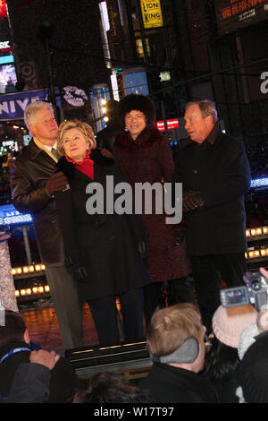 New York, USA. 31 January, 2008. Former President, Bill Clinton, New York State Senator, Hillary Clinton, Diana Taylor, New York City Mayor, Michael Bloomberg at the New Year's Eve 2009 celebration at Times Square. Credit: Steve Mack/Alamy Stock Photo