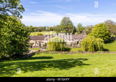 Maytime in the Cotswolds - Stone cottages in the village of Hampnett, Gloucestershire UK Stock Photo