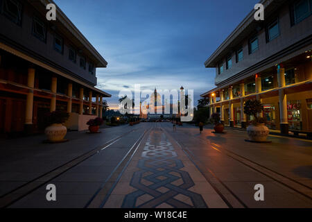 Sunset view of the Omar Ali Saifuddien mosque in downtown Bandar Seri Begawan,Brunei. View through the Yayasan shopping complex. Stock Photo