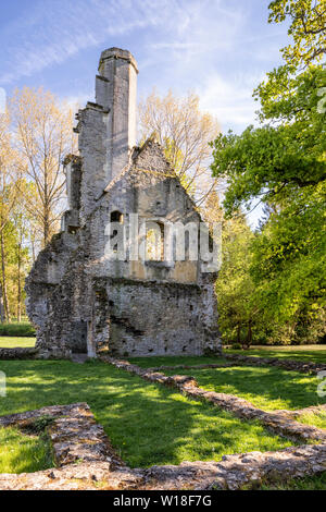 Evening light on the ruins of Minster Lovell Hall, a 15th century manor house beside the River Windrush, Minster Lovell, Oxfordshire UK Stock Photo