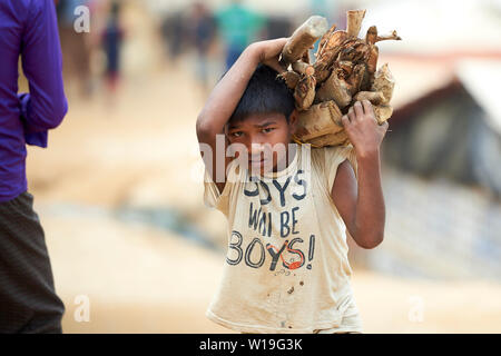 Child carrying firewood in Rohingya Refugee Camp Kutupalong, Bangladesh Stock Photo