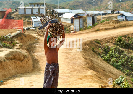 Boy carrying firewood in Rohingya Refugee Camp Kutupalong, Bangladesh Stock Photo