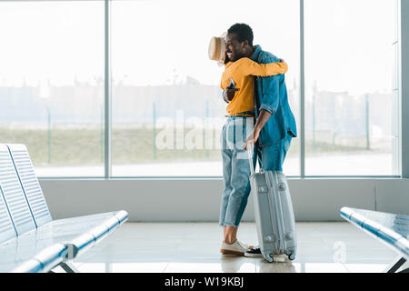 Hotelangestellte, Die Das Gepäck Des Kunden in Einen Kofferraum Laden  Stockfoto - Bild von schutz, verhinderung: 213417032