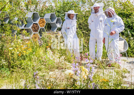London, UK. 01st July, 2019. The Urban Pollinator Garden, Lifestyle Garden -Showcasing their joint ambition to save pollinators across the UK and halt their declining numbers. onny Easter, was dressed in his full-body bee-keeping suit with Warner’s trainee beekeepers from RHS Garden Wisley. There were also Warner’s G&T’s on the garden for both the hard-working team and any guests to enjoy. The Hampton Court Garden Festival, 2019. Credit: Guy Bell/Alamy Live News Stock Photo
