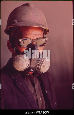 A SPRAY PAINTER AT THE AVONDALE SHIPYARD WEARS A RESPIRATORY PROTECTION MASK Stock Photo