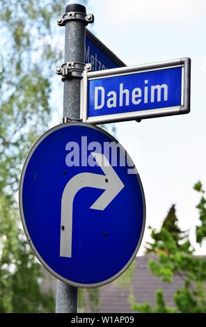 Road sign Daheim with turning arrow, Essen, North Rhine-Westphalia, Germany Stock Photo