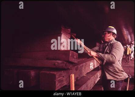 BETHLEHEM STEEL WORKER KNOCKING OUT A SUPPORT FROM UNDER THE CHEVRON HAWAII PRIOR TO LAUNCHING FROM THE SPARROWS POINT SHIPYARD Stock Photo