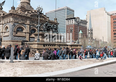 Long line of visitors wait to tour the Soldiers and Sailors Monument in Public Square in Cleveland, Ohio, USA. Stock Photo