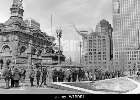 Long line of visitors wait to tour the Soldiers and Sailors Monument in Public Square in Cleveland, Ohio, USA. Stock Photo