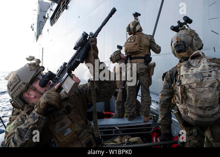 190623-N-DX072-1155 PACIFIC OCEAN (June 23, 2019) Marines assigned to the 31st Marine Expeditionary Unit (MEU) Maritime Raid Force prepare to board the amphibious dock landing ship USS Ashland (LSD 48) from a Rigid-Hull Inflatable Boat (RHIB) assigned to the amphibious transport dock ship USS Green Bay (LPD 20) as part of a visit, board, search and seizure (VBSS) rehearsal. Green Bay and Ashland, part of the Wasp Amphibious Ready Group, with embarked 31st MEU, are operating in the Indo-Pacific region to enhance interoperability with partners and serve as a ready-response force for any type of Stock Photo