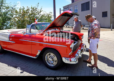  Coche convertible Chevrolet Bel Air rojo, Vintage Collector Car Show, Día de Canadá, Shipbuilder's Square, North Vancouver, British Columbia, Canadá Foto de stock