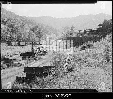 Coal cars below the tipple. Kentucky Straight Creek Coal Company, Belva Mine, abandoned after explosion [in] Dec. 1945, Four Mile, Bell County, Kentucky. Stock Photo