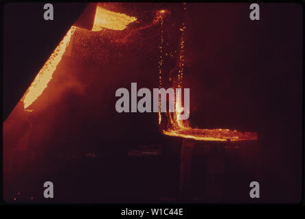 DETAIL OF STEEL MAKING PROCESS INSIDE U.S. STEEL PLANT. BLAST FURNACES ARE BEING DISCONTINUED AT U.S. STEEL TO MAKE WAY FOR THE NEW Q-BOP (BASIC OXYGEN PROCESS) FURNACE WHICH ARE SCHEDULED TO BEGIN OPERATION IN 1974 Stock Photo