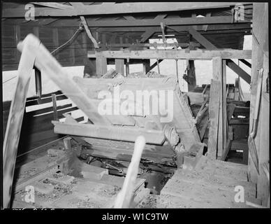 Dumping car of coal at the tipple. P V & K Coal Company, Clover Gap Mine, Lejunior, Harlan County, Kentucky. Stock Photo