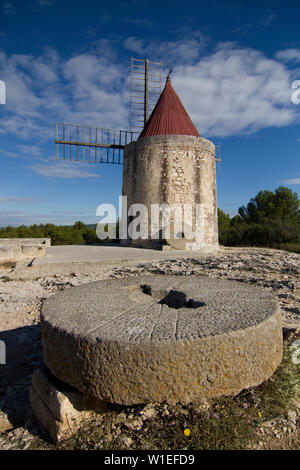 Moulin de Daudet bei Fontvieille, im Vordergrund: Mühlstein Stock Photo