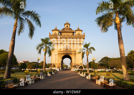 Patuxai Victory Monument (Vientiane Arc de Triomphe), Vientiane, Laos, Indochina, Southeast Asia, Asia