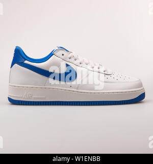 Zapatillas Nike Air Force 1 Low firmadas por Virgil Abloh en exhibición en  Sotheby's New York el 8 de junio de 2022. (Foto de Stephen Smith/SIPA EE.UU  Fotografía de stock - Alamy